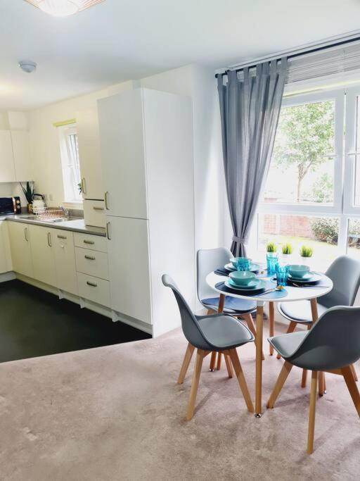 Stylish 2 Bedroom / Free Gated Parking * Glasgow