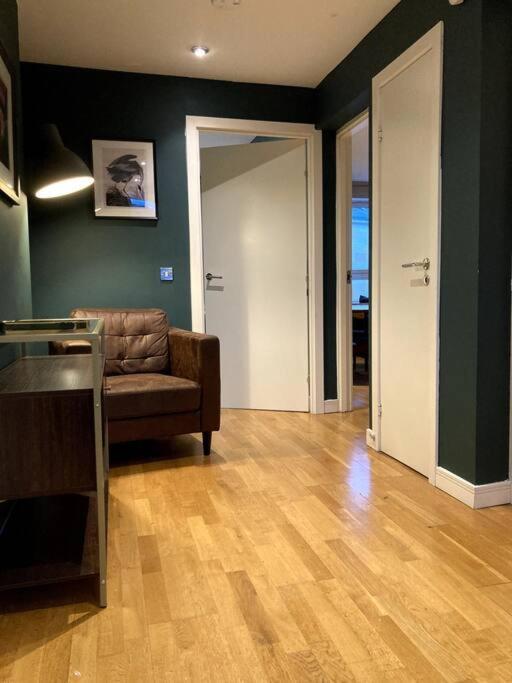 Stylish 2 Bed Accessible Flat Perfect Location *