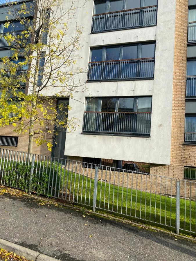 Apartment Centre 2 Bedroom Apartment, Secure Parking.