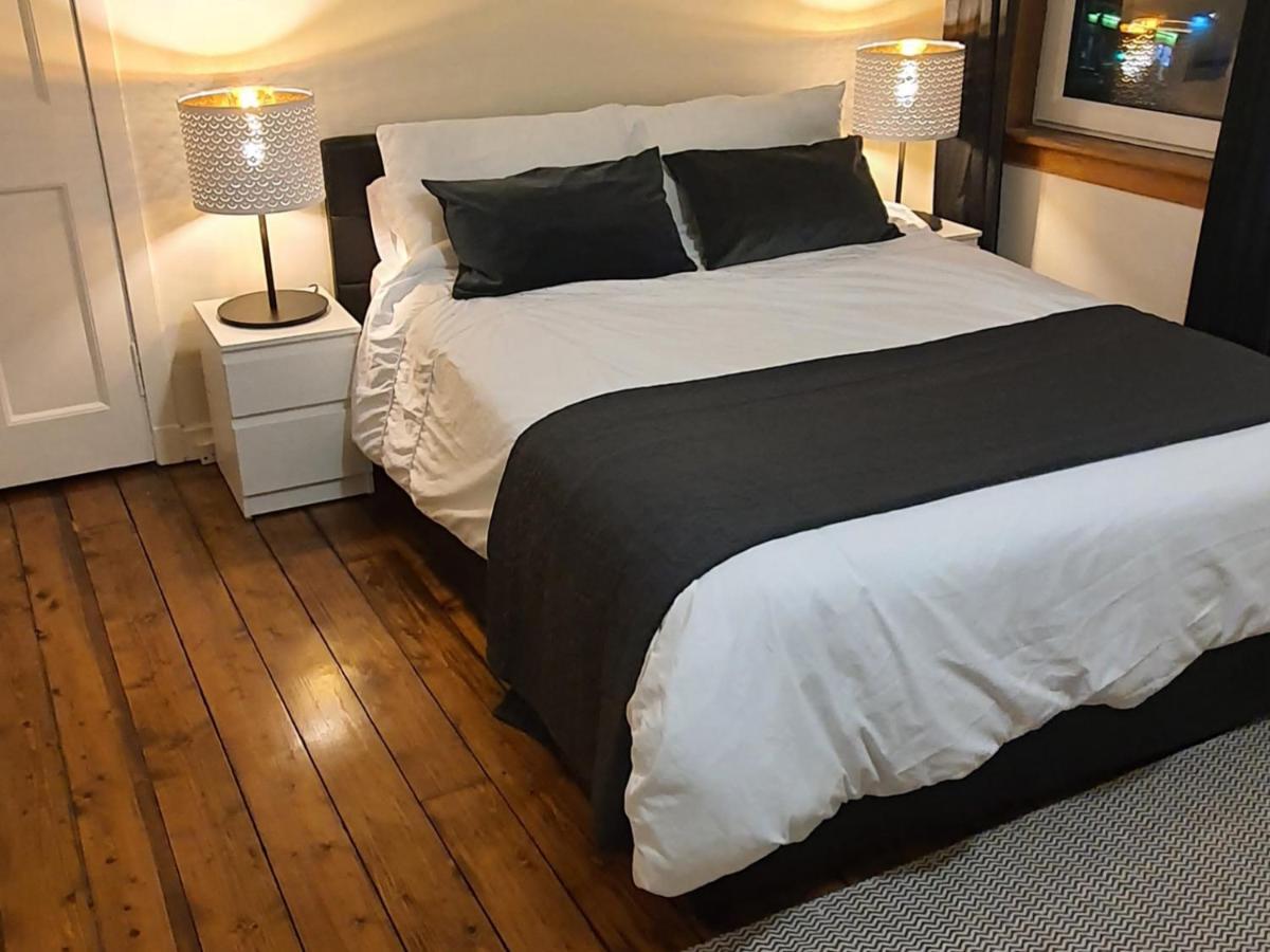 Large 3 Bed West End Free Parking & Electric Vehicle Point