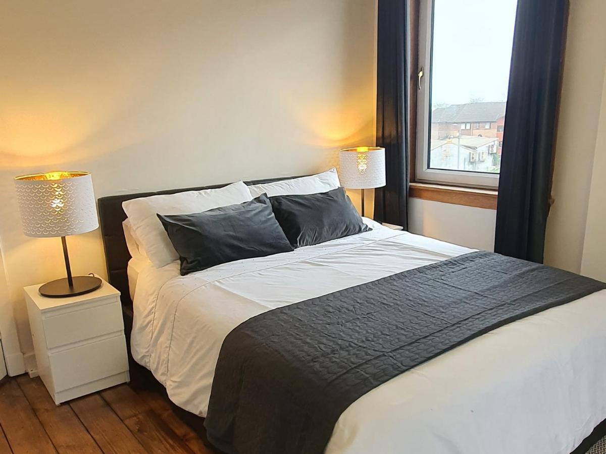Large 3 Bed West End Free Parking & Electric Vehicle Point Apartment