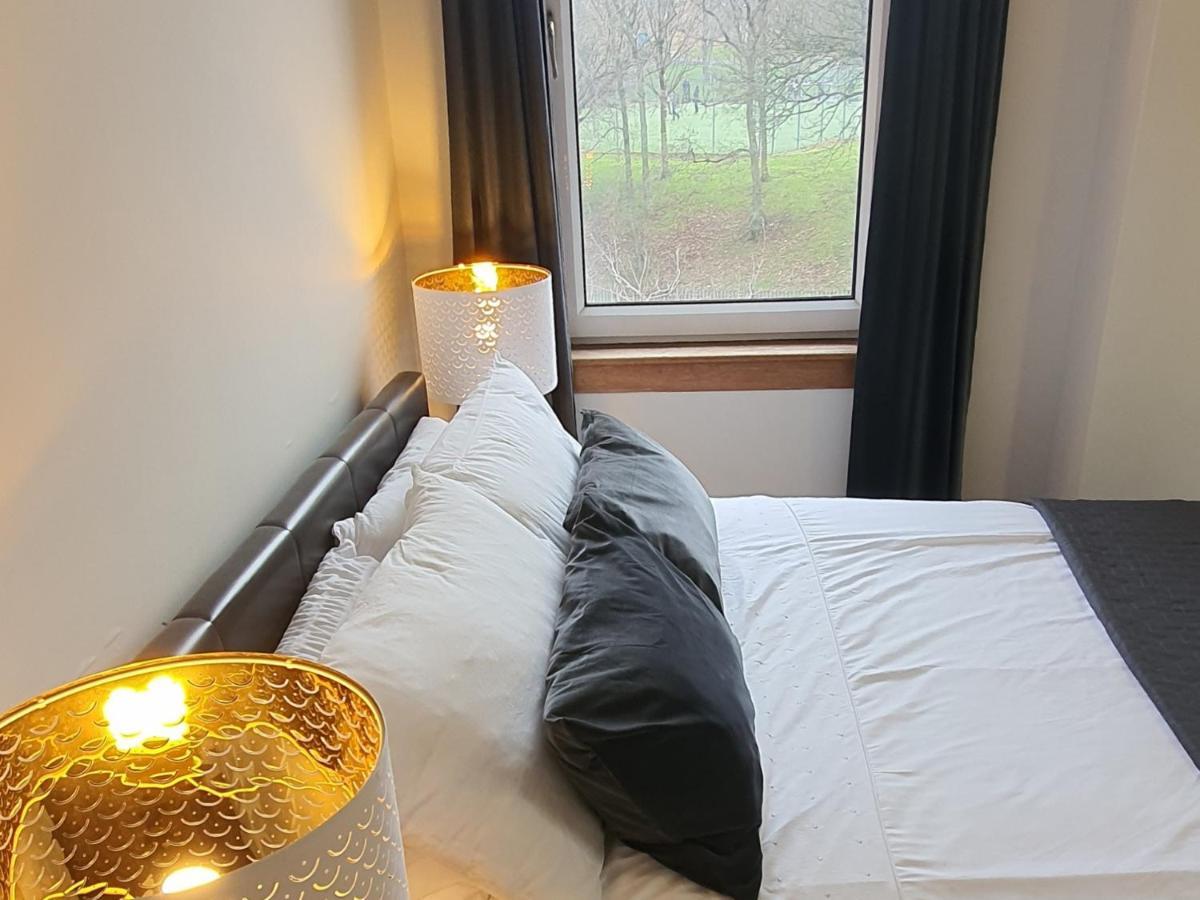 Large 3 Bed West End Free Parking & Electric Vehicle Point * Glasgow