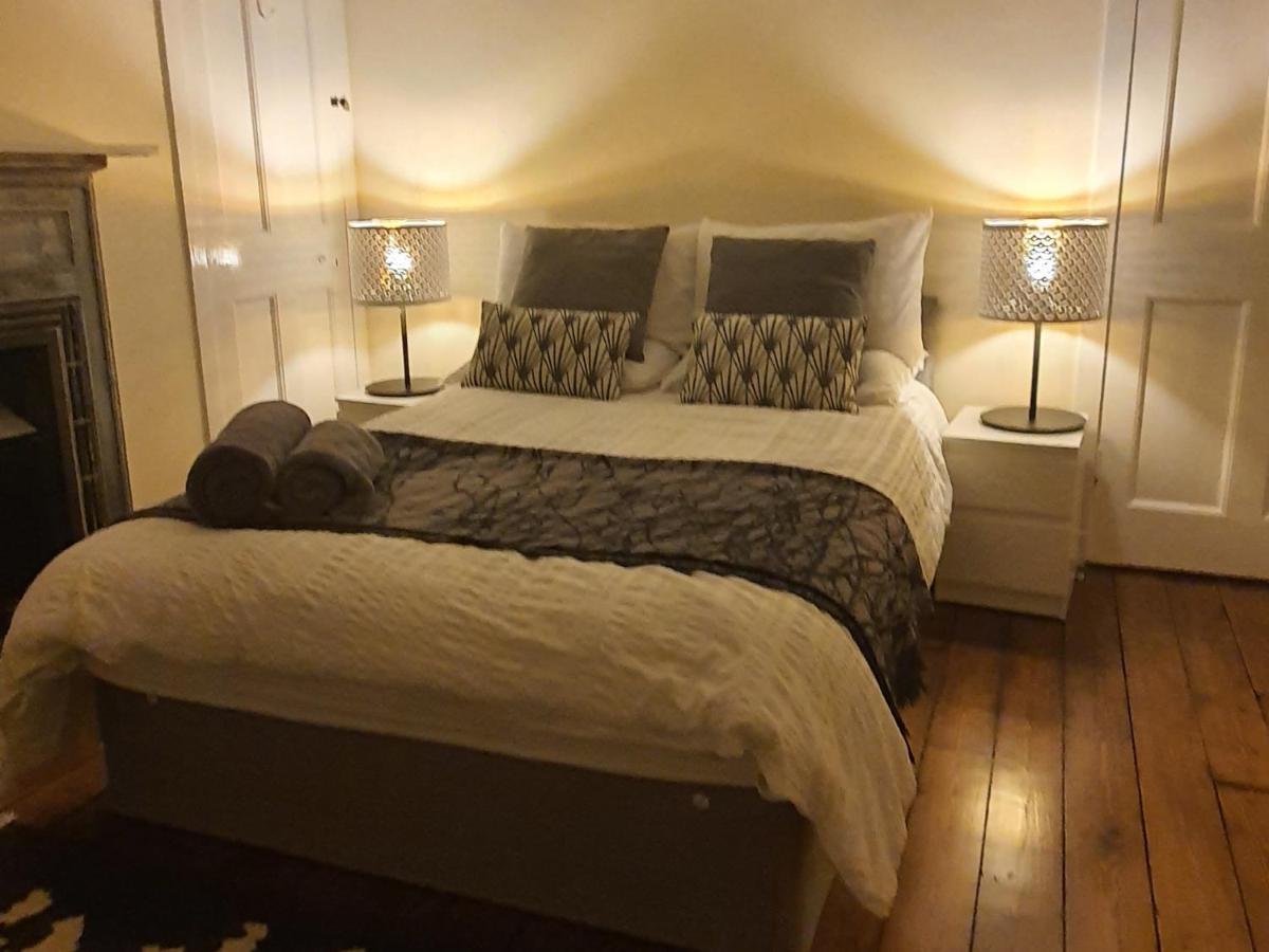 Apartment Large 3 Bed West End Free Parking & Electric Vehicle Point