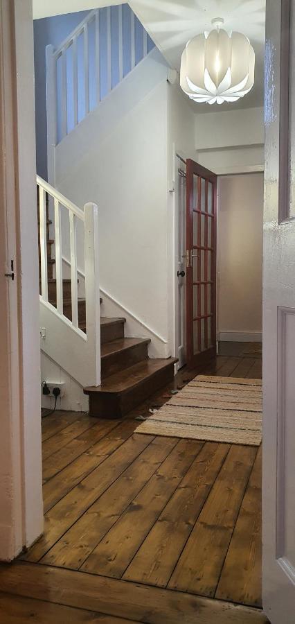Large 3 Bed West End Free Parking & Electric Vehicle Point Apartment *