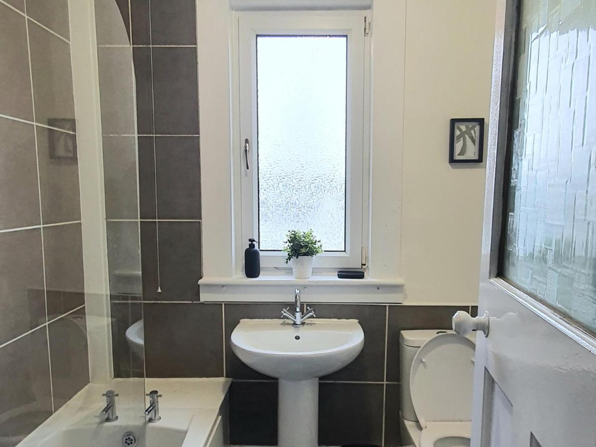 Large 3 Bed West End Free Parking & Electric Vehicle Point *
