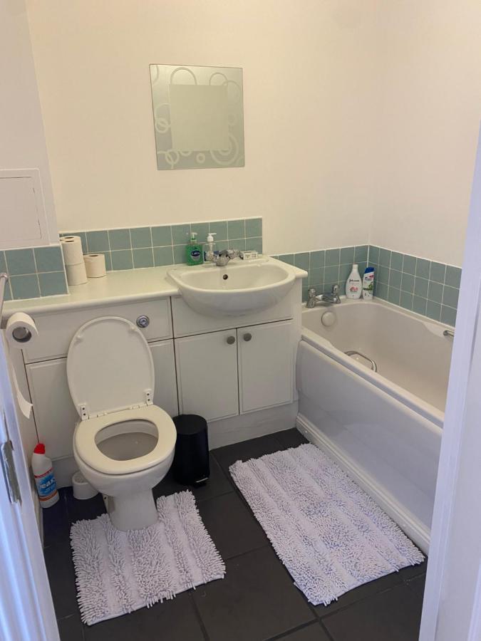 Cosy 2 Bed Flat In Apartment *