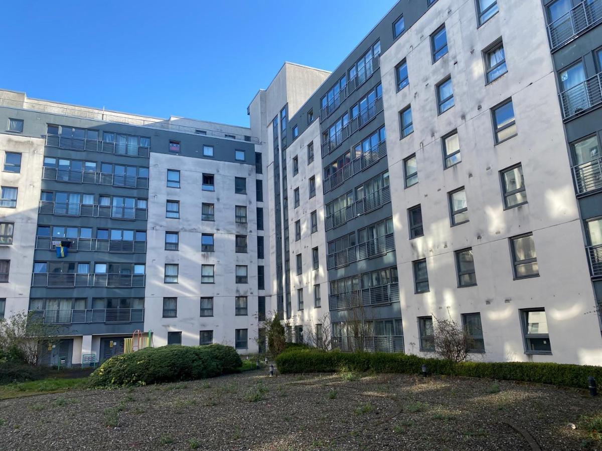 Cosy 2 Bed Flat In Apartment *