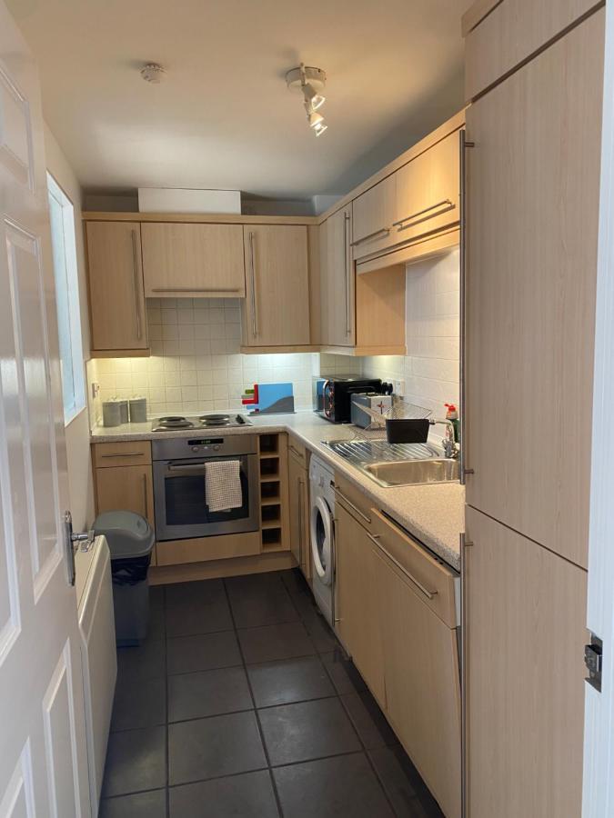Cosy 2 Bed Flat In Apartment *