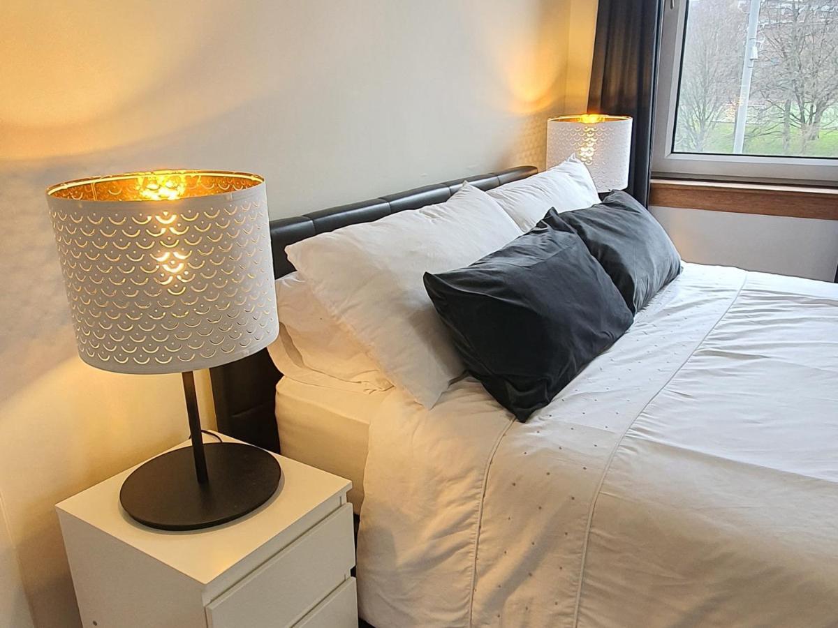 Large 3 Bed West End Free Parking & Electric Vehicle Point Apartment