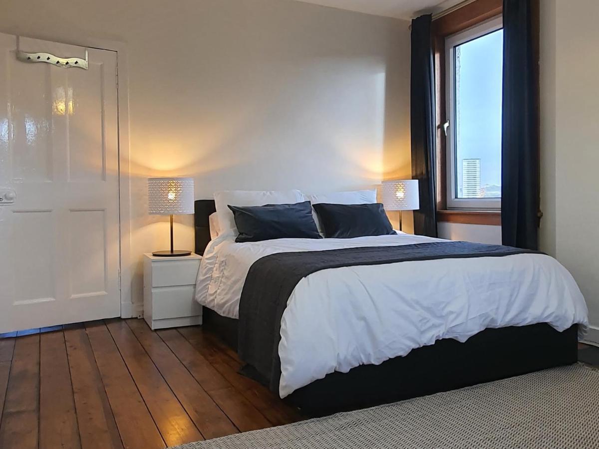 Apartment Large 3 Bed West End Free Parking & Electric Vehicle Point *