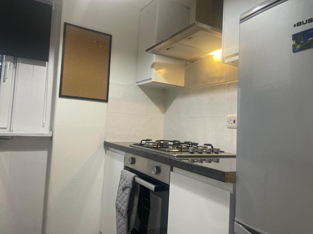 Immaculate 3-bed In Close To M8 Apartment *