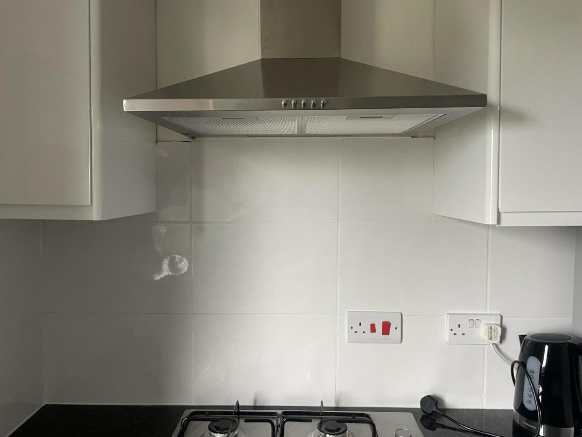 Immaculate 3-bed In Close To M8 Apartment *