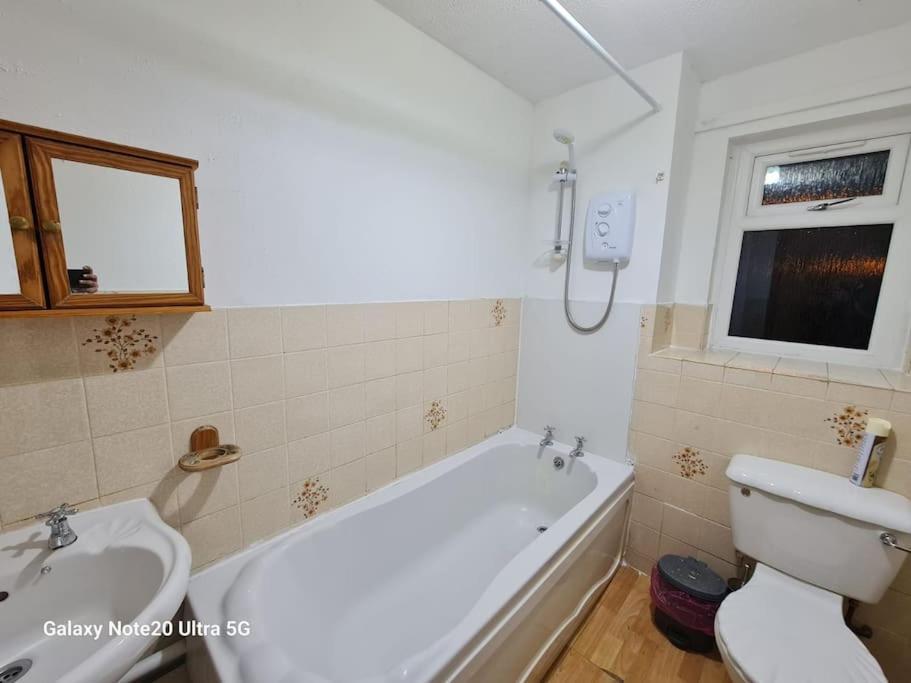Apartment Stunning 2-bedrooms 1 Living Spacious Family Friendly Glasgow
