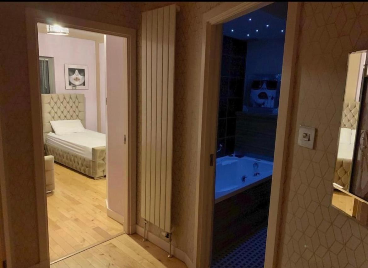 Designer Penthouse With Riverviews - G1 Centre, 3 Bedrooms, 2 Bathrooms, 1 Living / Kitchen. Full Floor, Wrap Around Terrace, Panoramic Views, Off Station / Buchanan Street Apartment Glasgow