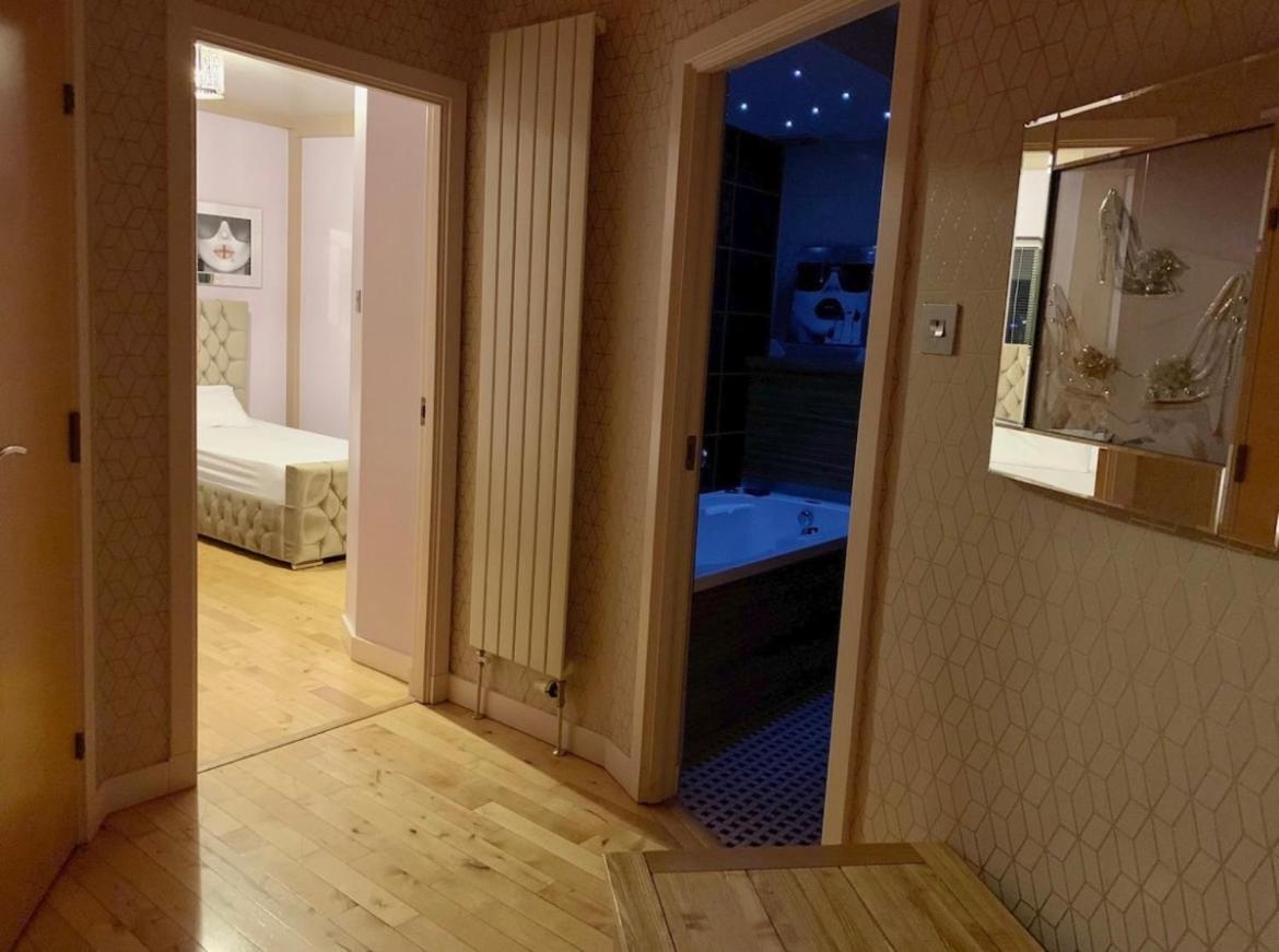 Apartment Designer Penthouse With Riverviews - G1 Centre, 3 Bedrooms, 2 Bathrooms, 1 Living / Kitchen. Full Floor, Wrap Around Terrace, Panoramic Views, Off Station / Buchanan Street