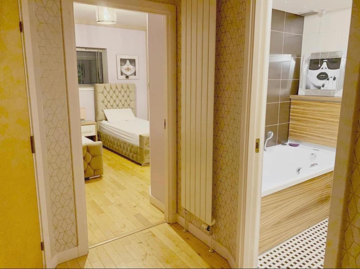 Designer Penthouse With Riverviews - G1 Centre, 3 Bedrooms, 2 Bathrooms, 1 Living / Kitchen. Full Floor, Wrap Around Terrace, Panoramic Views, Off Station / Buchanan Street * Glasgow