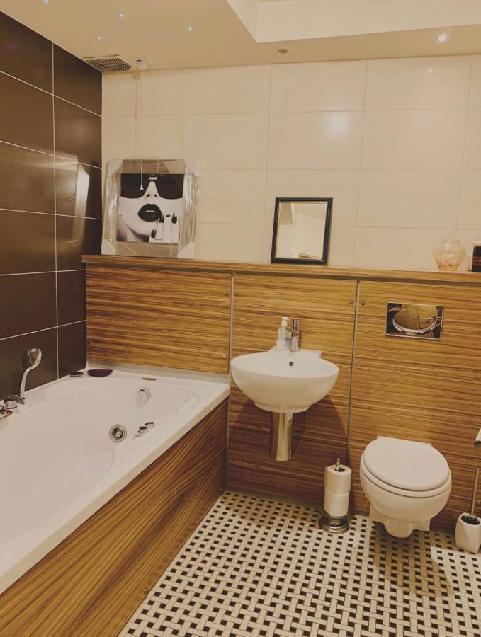 Designer Penthouse With Riverviews - G1 Centre, 3 Bedrooms, 2 Bathrooms, 1 Living / Kitchen. Full Floor, Wrap Around Terrace, Panoramic Views, Off Station / Buchanan Street