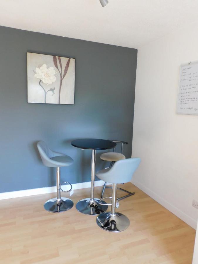 Fab Location 1 Bed Overlooking Apartment