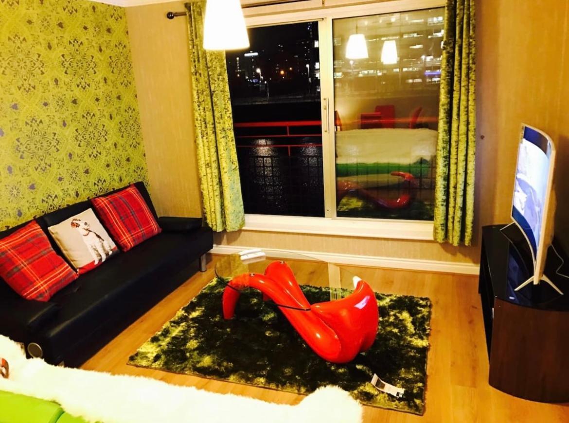 City Centre Flat With River Views And Parking Glasgow