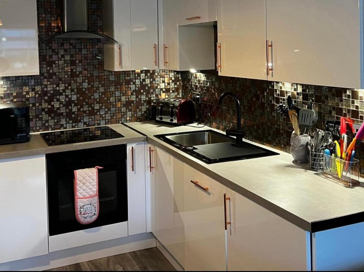 City Centre Flat With River Views And Parking