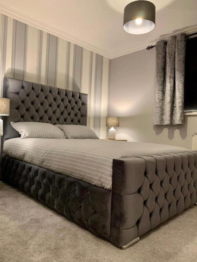 City Centre Flat With River Views And Parking *