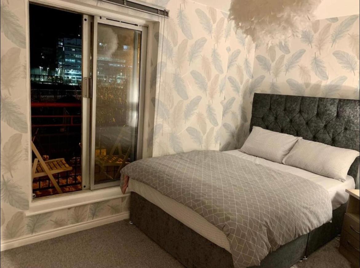 City Centre Flat With River Views And Parking