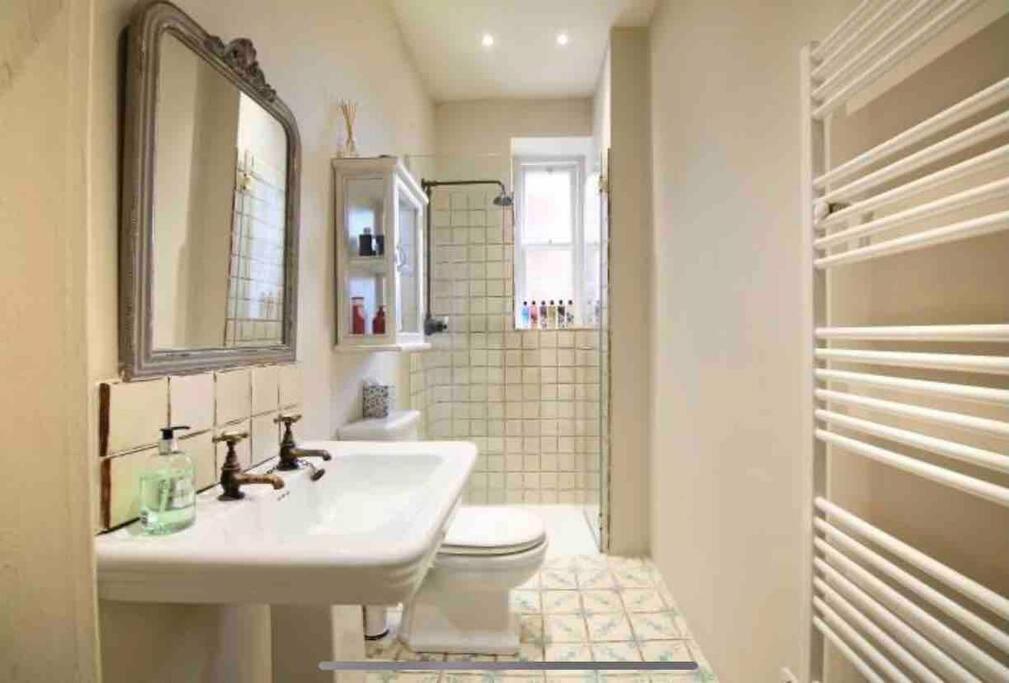 Of Joy - 3 Bedroom With Private Garden Apartment