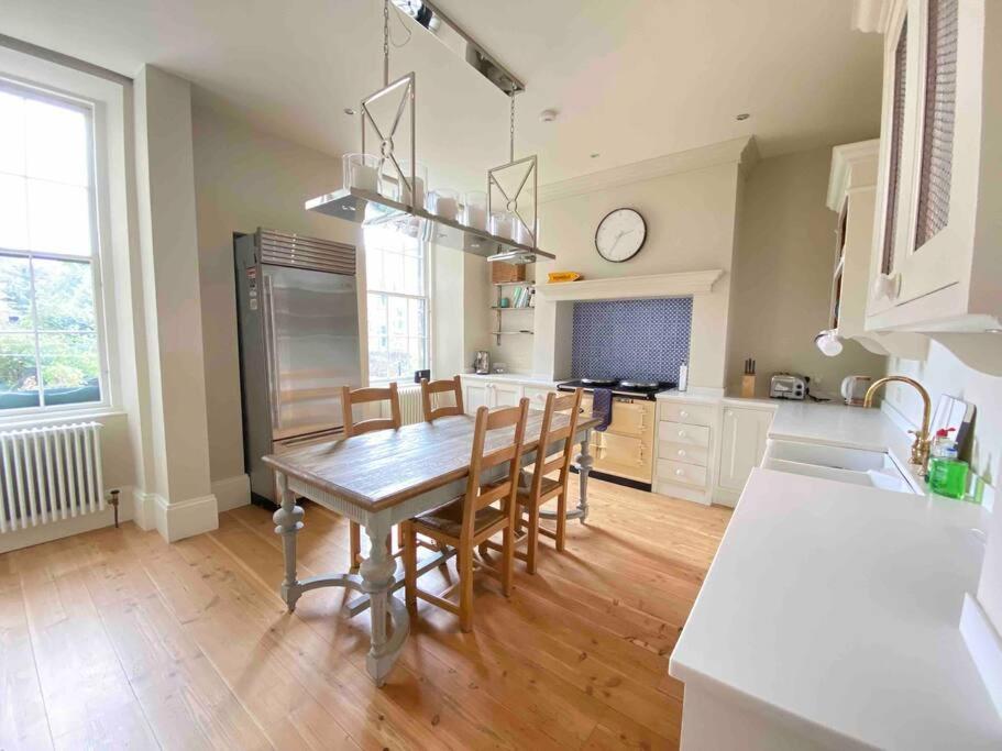 Of Joy - 3 Bedroom With Private Garden Apartment *