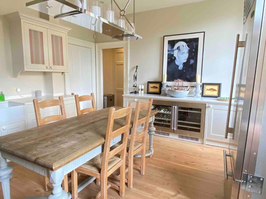 Of Joy - 3 Bedroom With Private Garden Apartment Glasgow