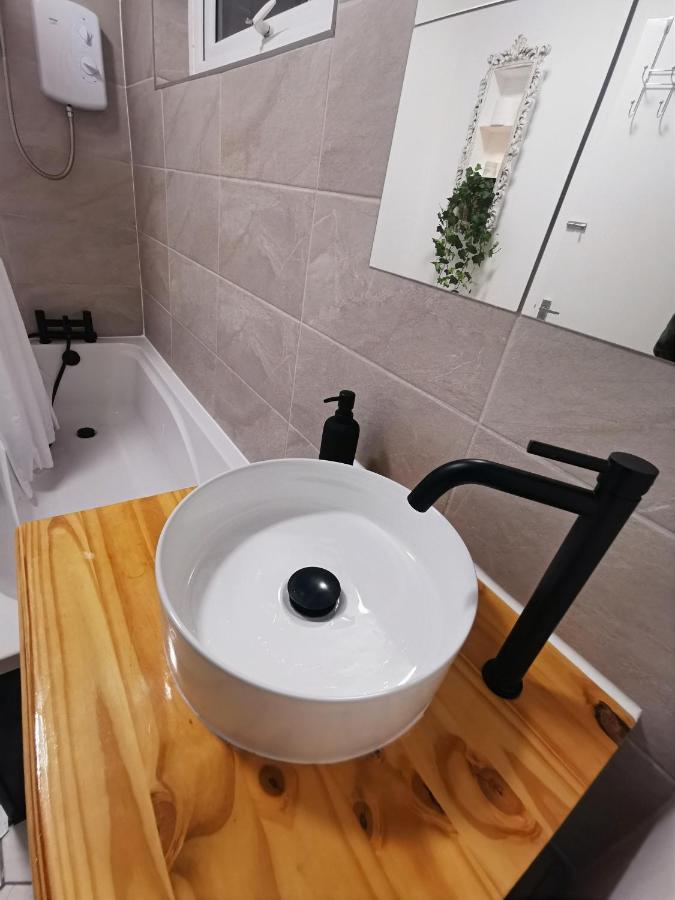 Peaceful House: Location With Free Parking Apartment Glasgow