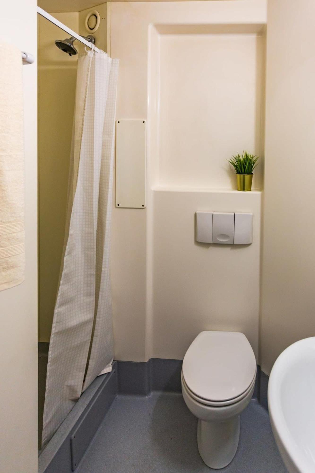 Modern Stylish Ensuite At Student Roost Buchanan View In For Students Only Apartment