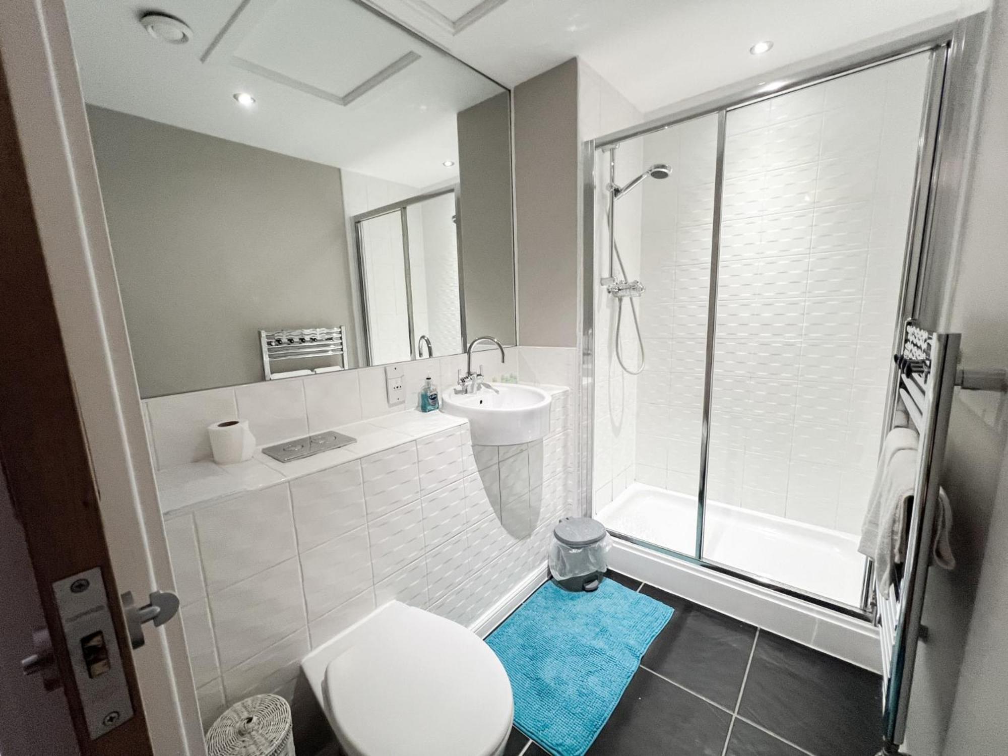 Duplex Next To Hydro With Parking * Glasgow