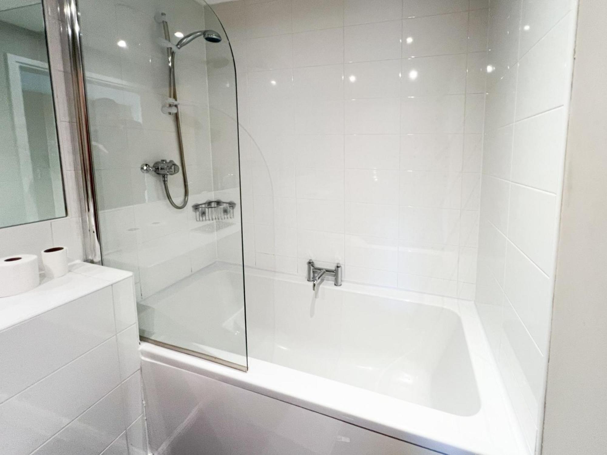 Duplex Next To Hydro With Parking * Glasgow