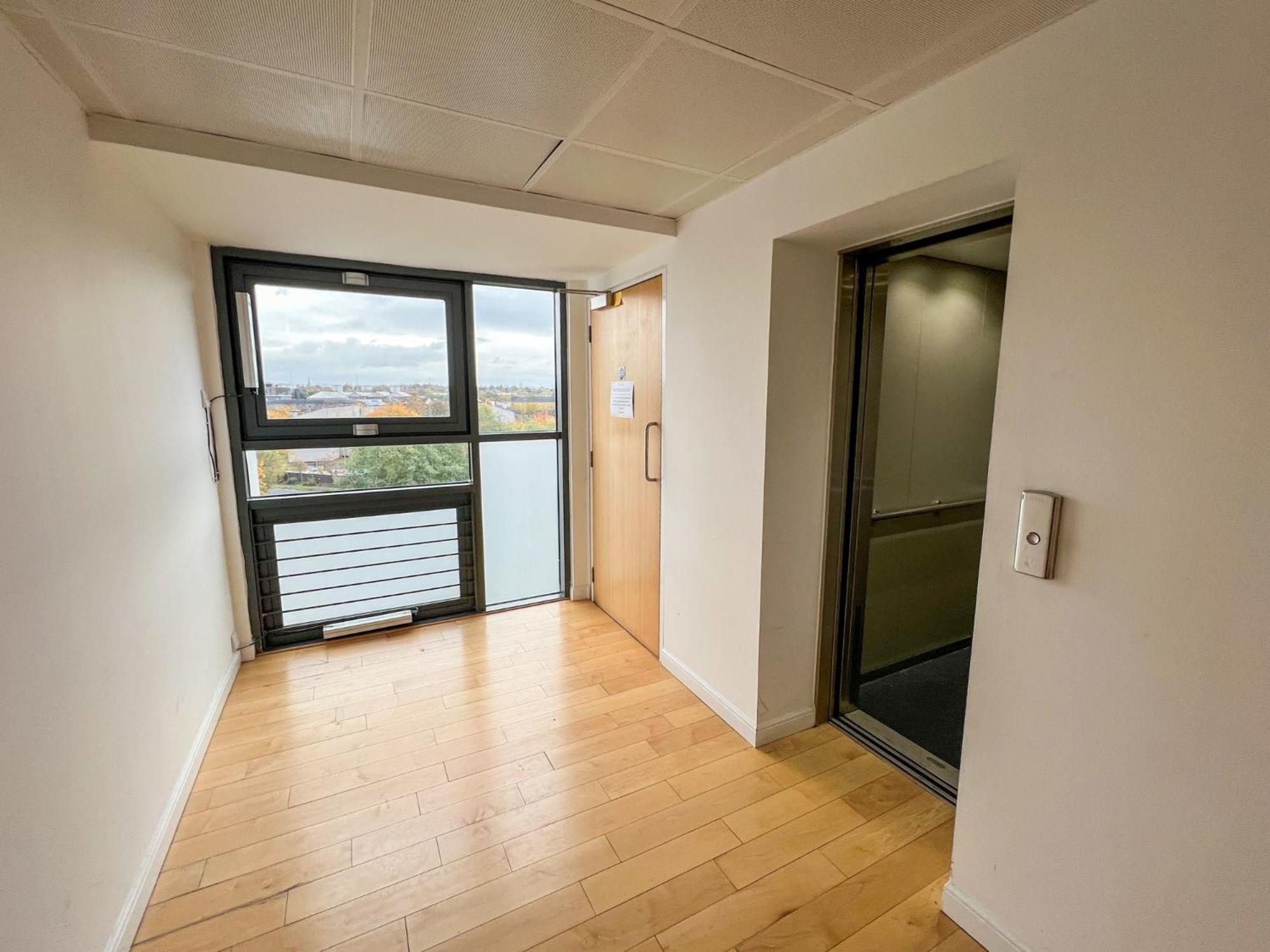 Duplex Next To Hydro With Parking Apartment Glasgow