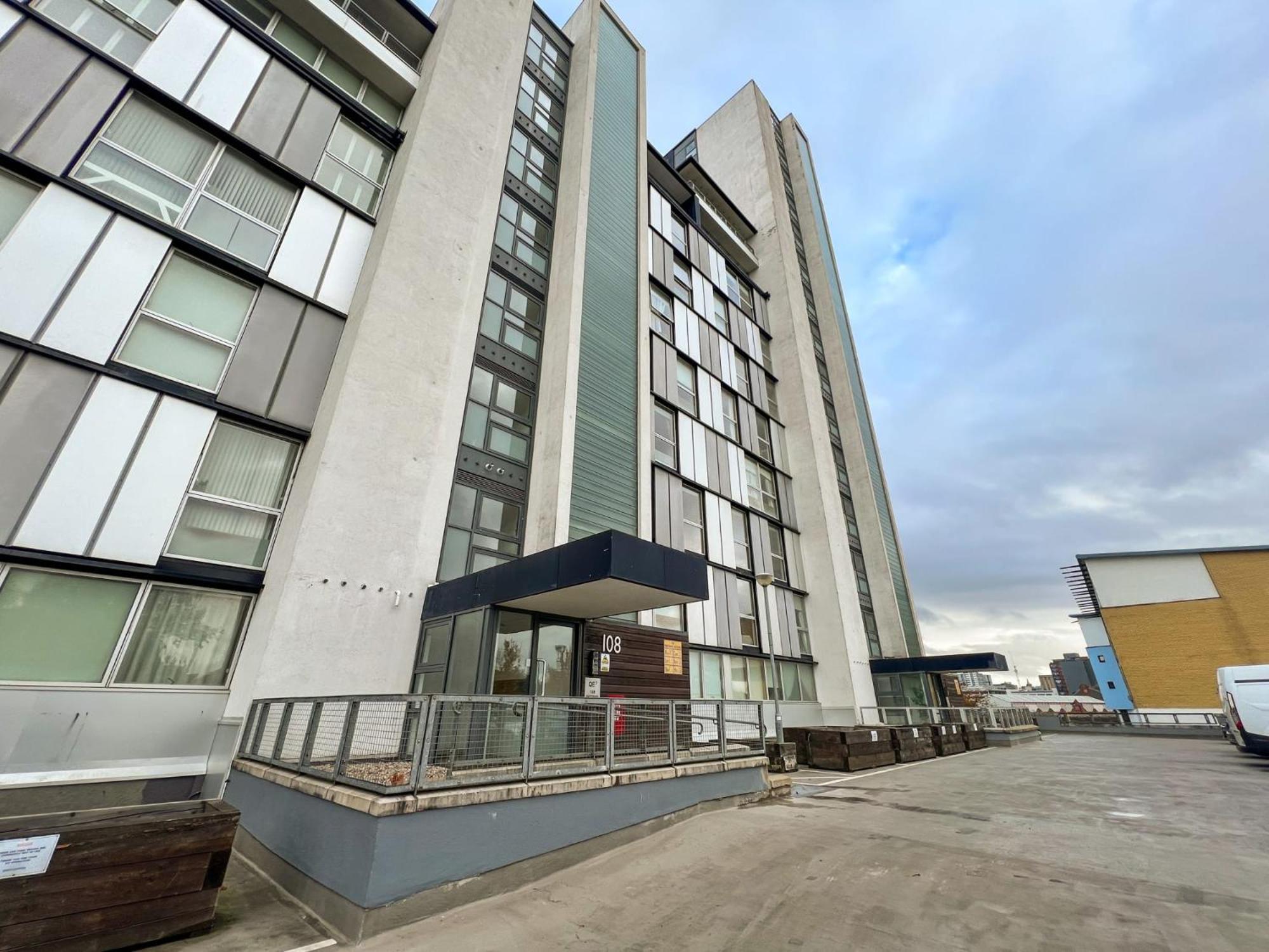 Apartment Duplex Next To Hydro With Parking *