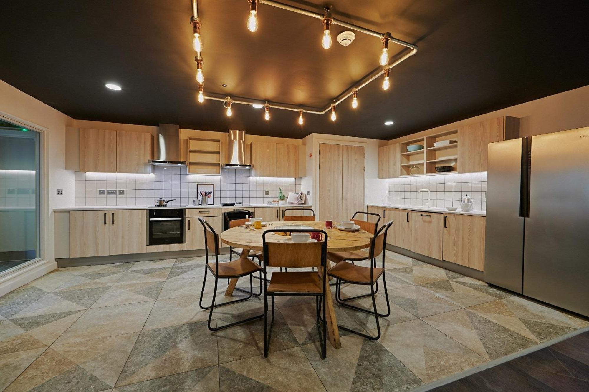 Apartment Fully Equipped Modern In West End For Students Only