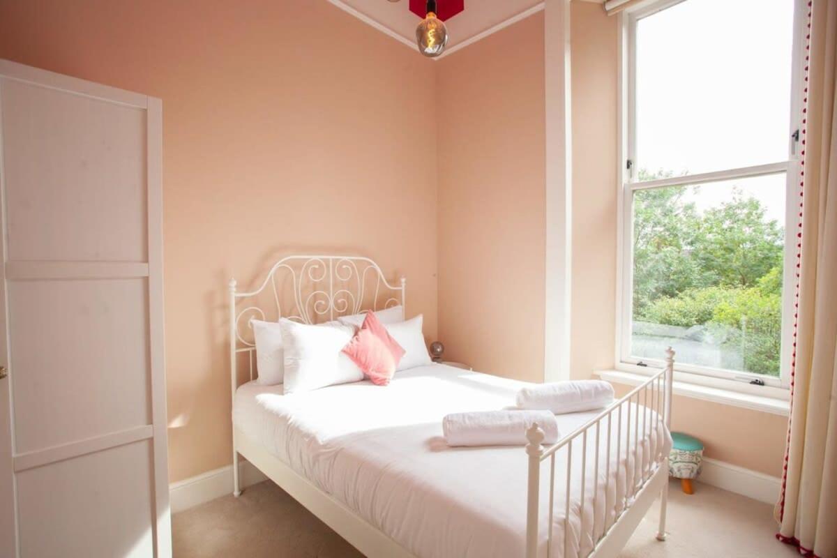 Bright Spacious 3 Bed Flat Apartment *