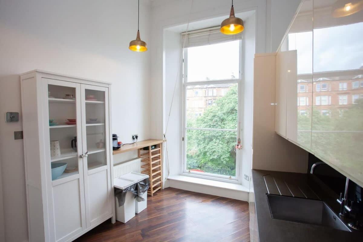 Bright Spacious 3 Bed Flat * Glasgow
