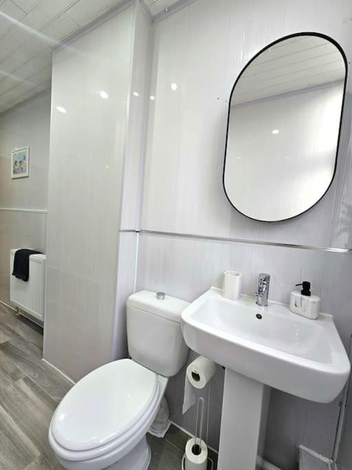 Spacious Haven With Free Parking *