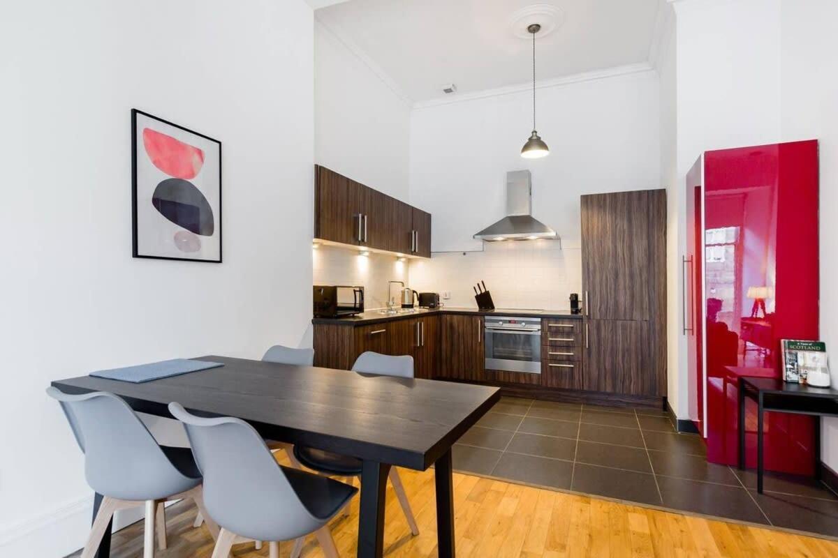 Incredible Contemporary Flat In Heart Of West End *