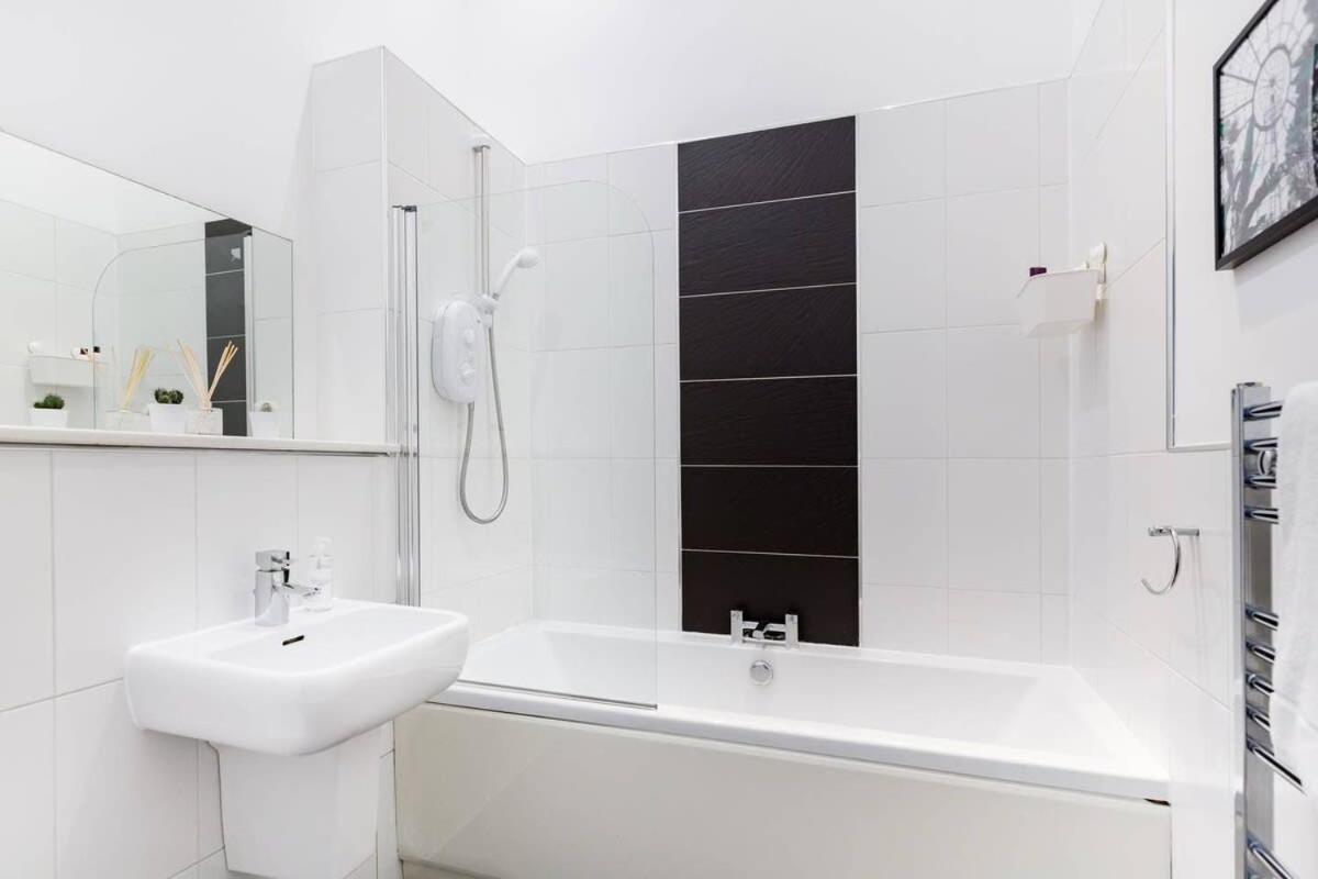 Incredible Contemporary Flat In Heart Of West End *
