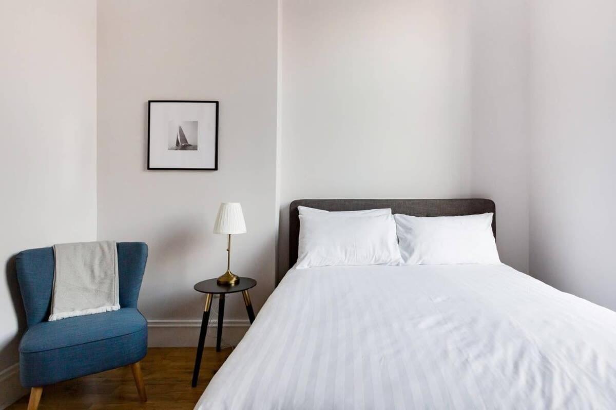 Incredible Contemporary Flat In Heart Of West End *