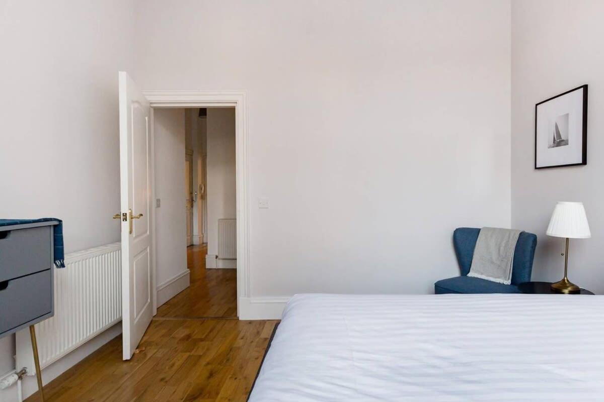 Incredible Contemporary Flat In Heart Of West End Apartment *