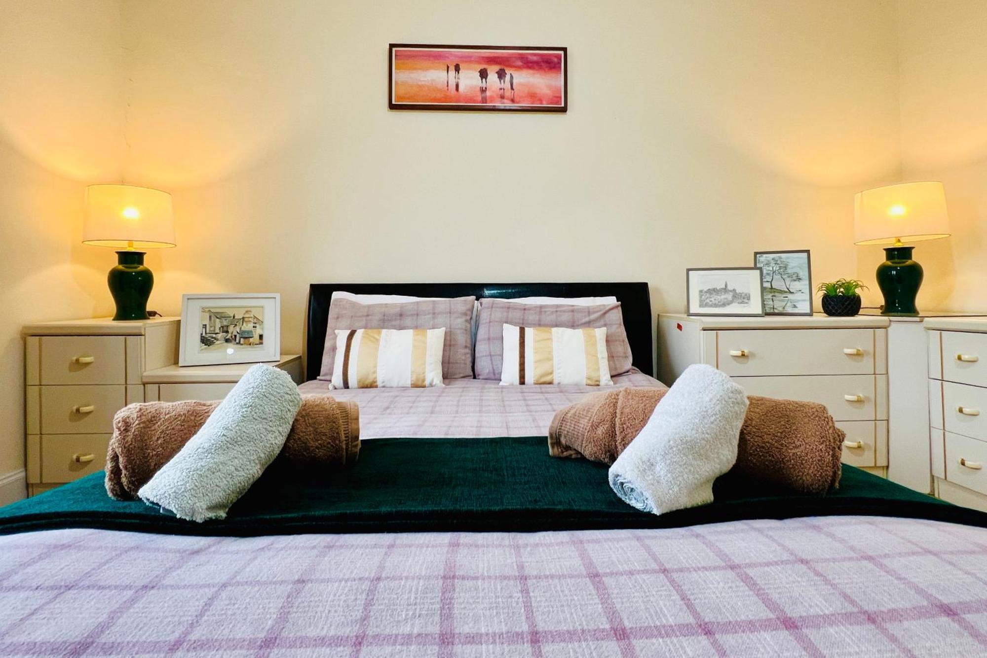 Cozy 2 Bed Just Minutes From Airport *