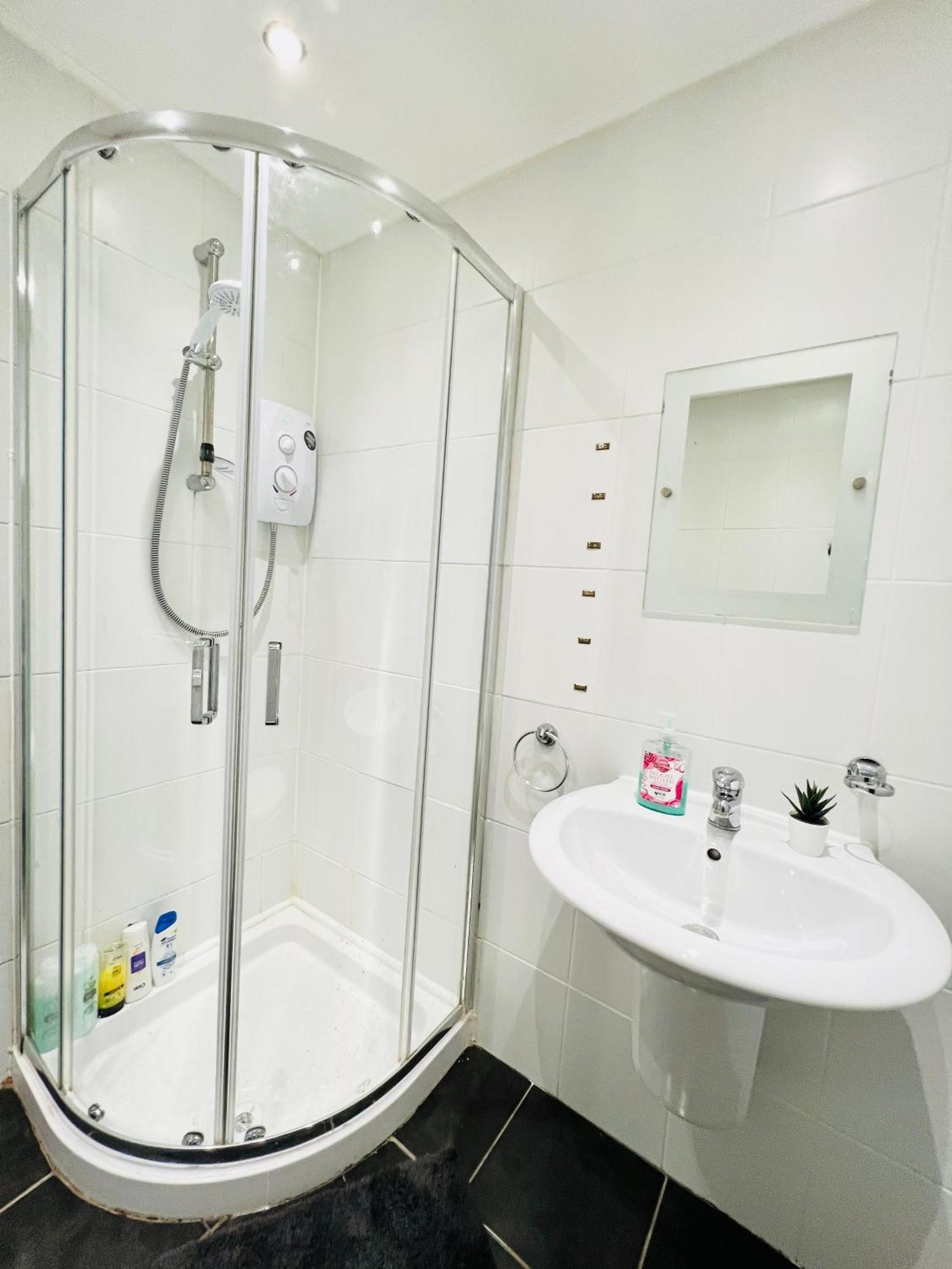 Cozy 2 Bed Just Minutes From Airport Glasgow
