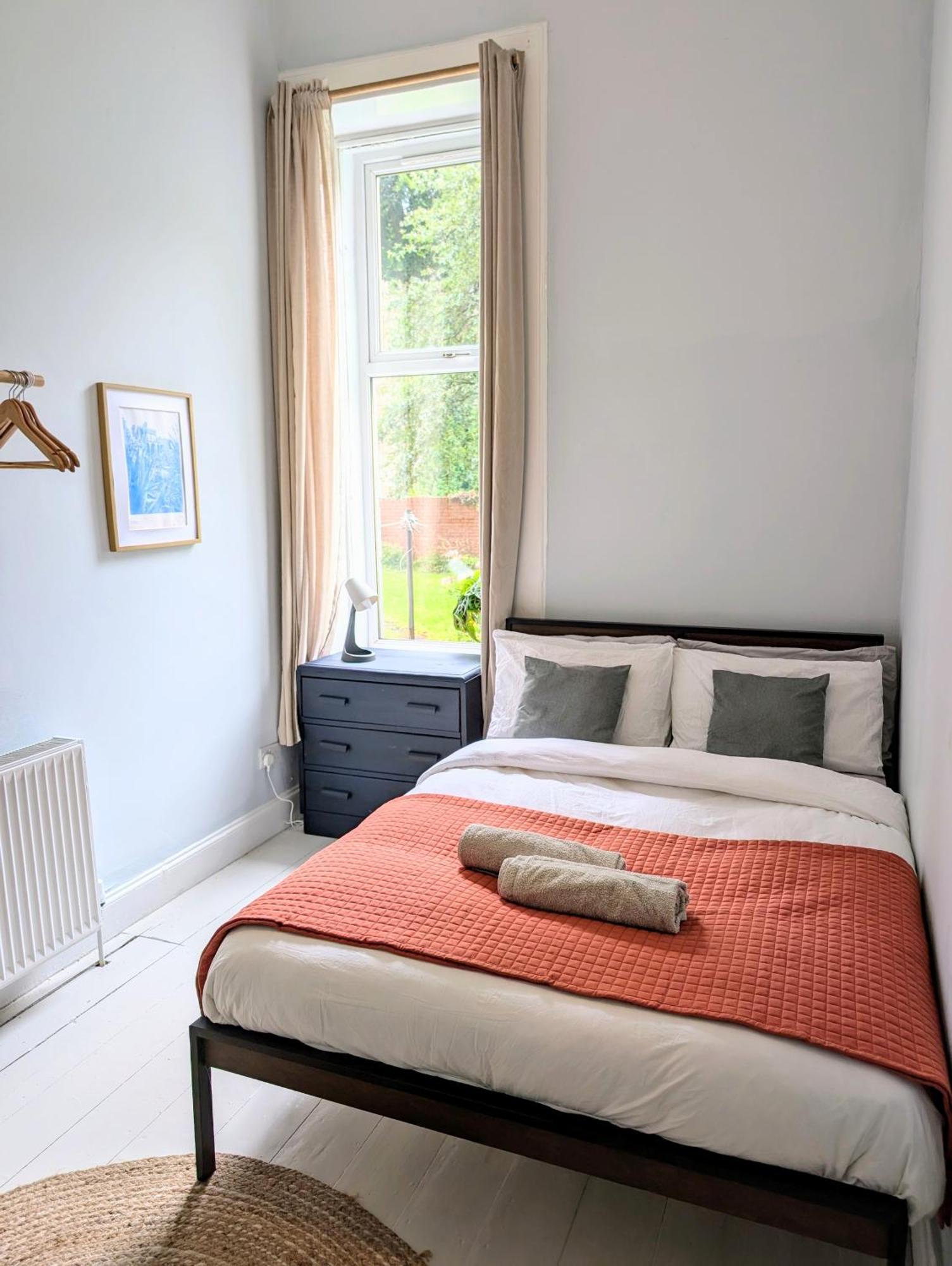 Victorian In Pollokshields Apartment *