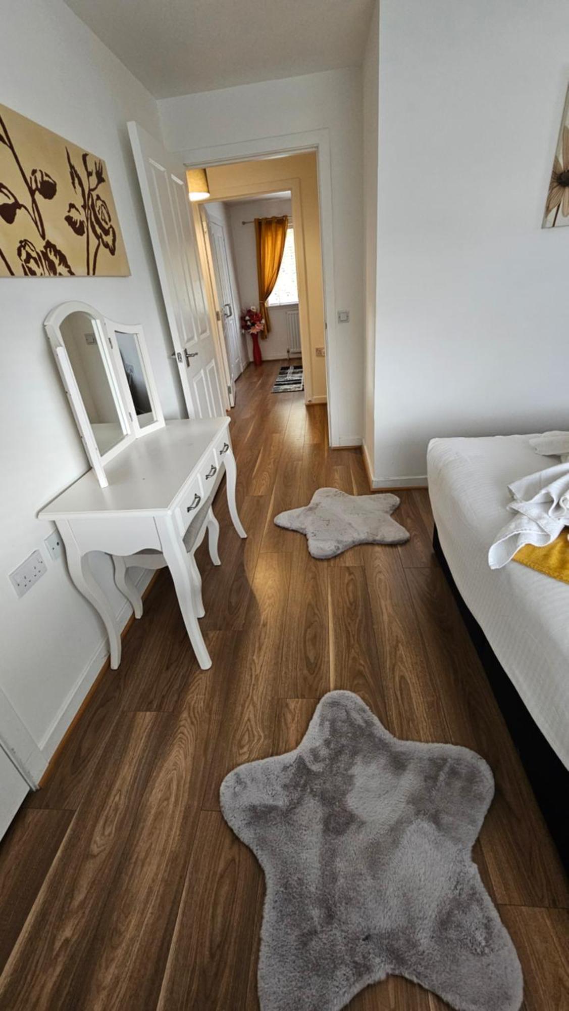 Silverburn New House With Free Parking And Garden
