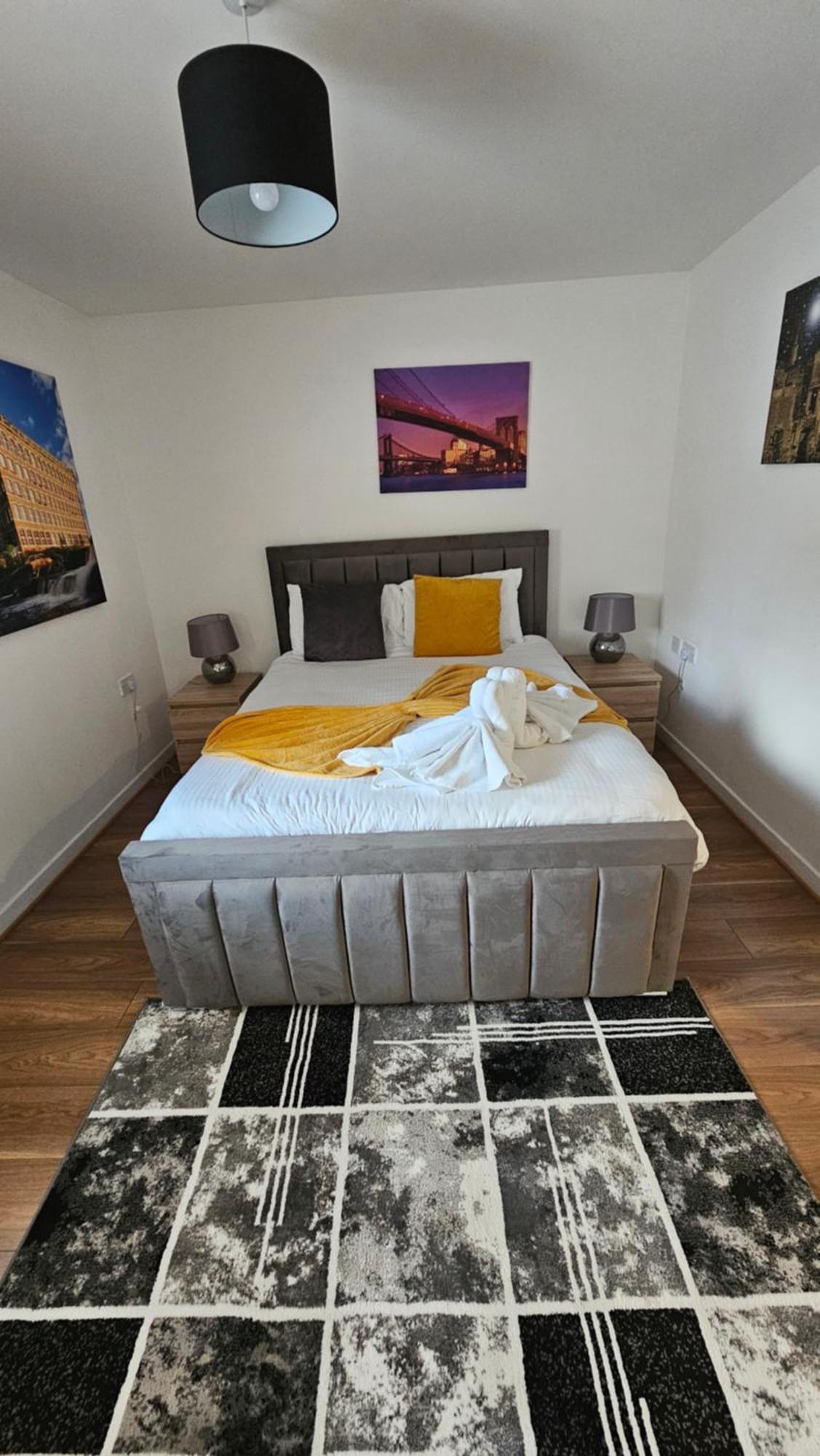Silverburn New House With Free Parking And Garden Holiday home *