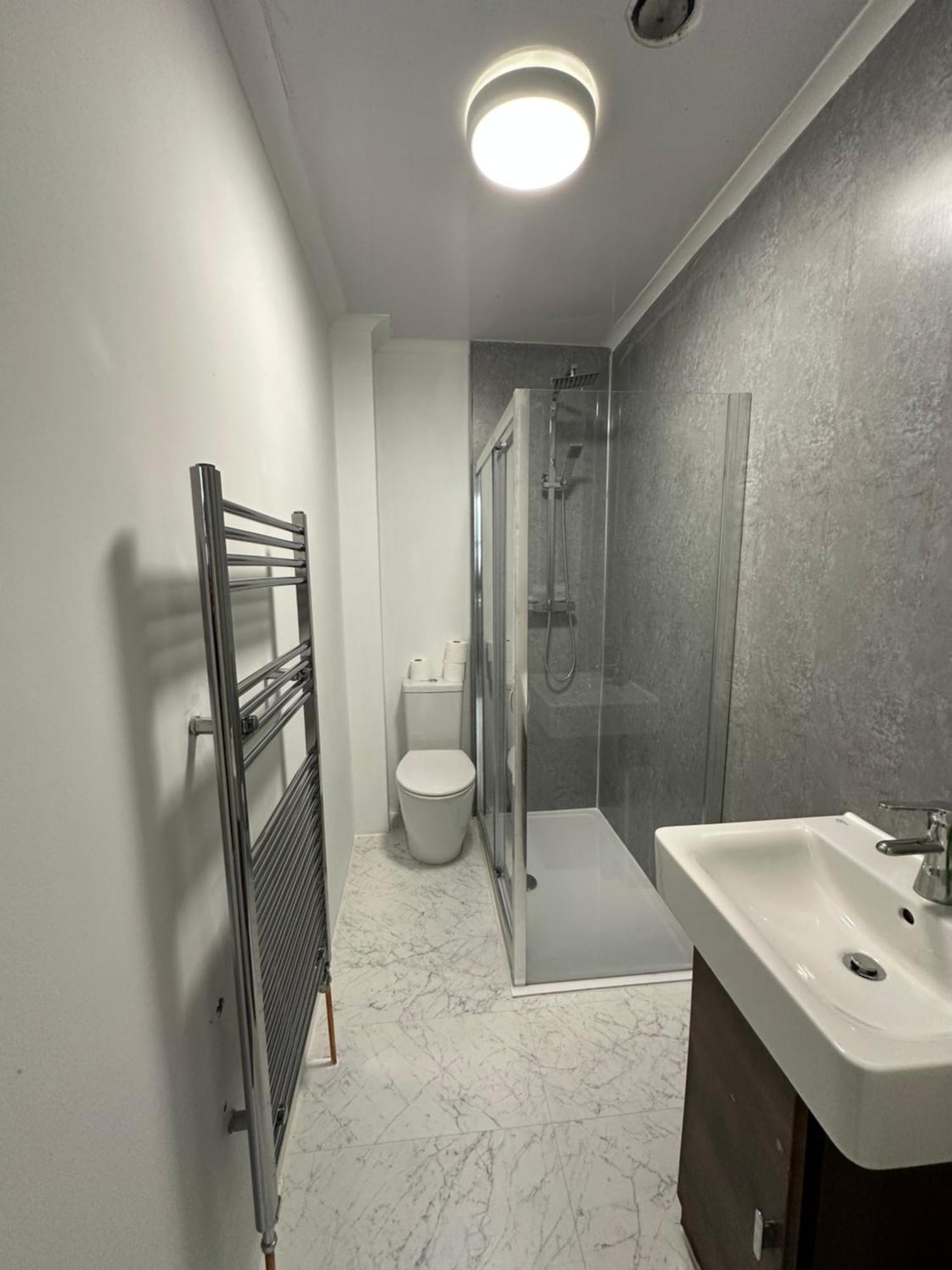 Spacious 5 Bedroom House Close To West End