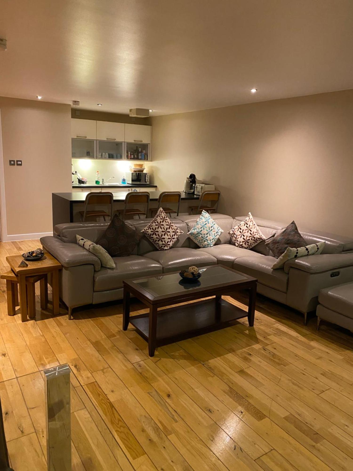 Centre 2 Bedroom Apartment, Secure Parking. Glasgow